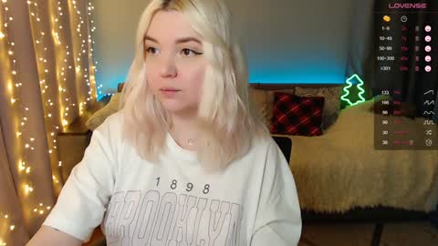 Snapshot of _blonde_barbie_ chatting on December 26, 12:25 am Elizabeth online show from December 26, 12:25 am