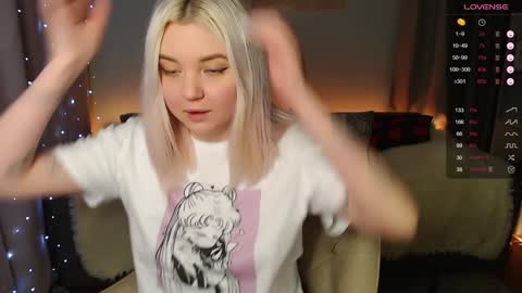 Snapshot of _blonde_barbie_ chatting on December 11, 7:57 pm Elizabeth online show from December 11, 7:57 pm