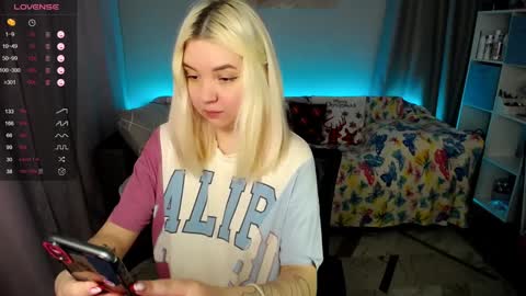 Snapshot of _blonde_barbie_ chatting on January 18, 6:34 am Elizabeth online show from January 18, 6:34 am