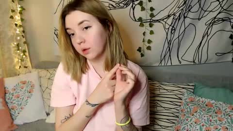Snapshot of _blonde_barbie_ chatting on October 16, 1:25 pm Elizabeth online show from October 16, 1:25 pm