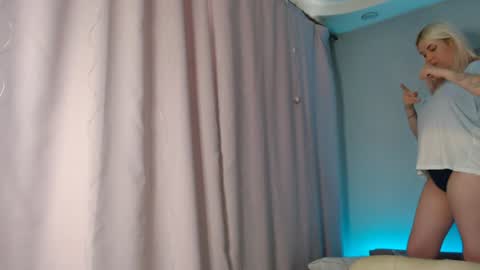 Snapshot of _blonde_barbie_ chatting on December 17, 8:45 am Elizabeth online show from December 17, 8:45 am