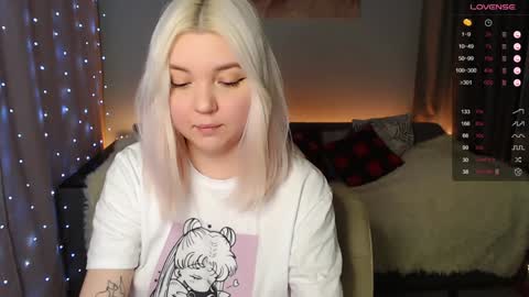 Snapshot of _blonde_barbie_ chatting on December 12, 8:32 pm Elizabeth online show from December 12, 8:32 pm