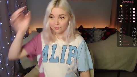 Snapshot of _blonde_barbie_ chatting on December 7, 8:49 pm Elizabeth online show from December 7, 8:49 pm