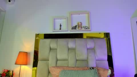 Snapshot of _emily_r chatting on March 12, 12:04 pm Isabella online show from March 12, 12:04 pm