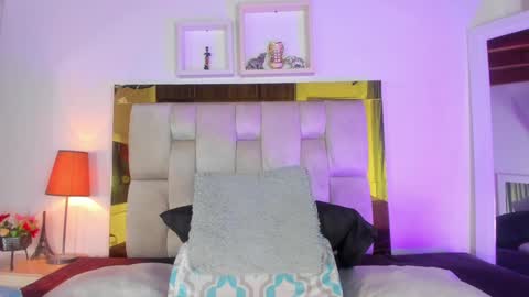 Snapshot of _emily_r chatting on February 28, 12:09 pm Isabella online show from February 28, 12:09 pm