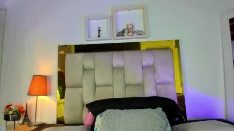 Snapshot of _emily_r chatting on March 1, 12:01 pm Isabella online show from March 1, 12:01 pm
