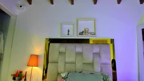 Snapshot of _emily_r chatting on March 10, 12:06 pm Isabella online show from March 10, 12:06 pm