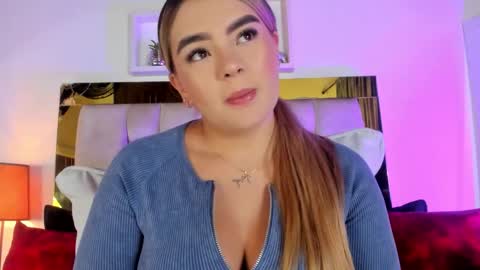 Snapshot of _emily_r chatting on September 27, 12:23 pm Isabella online show from September 27, 12:23 pm