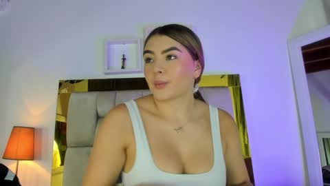 Snapshot of _emily_r chatting on January 27, 12:05 pm Isabella online show from January 27, 12:05 pm