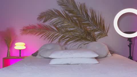 Holly online show from December 21, 5:25 am