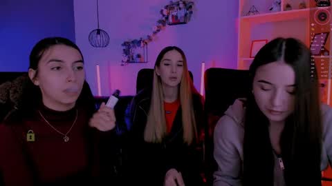 _kellykitten_ online show from April 10, 9:15 am