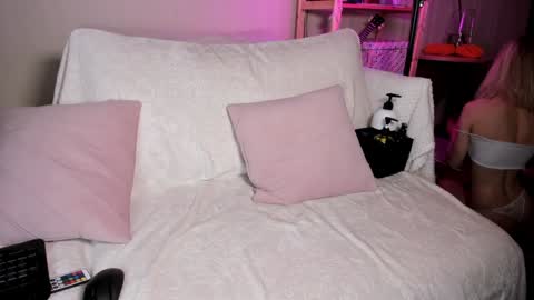 Kiara 0100 - 0700 UTC almost every day online show from December 7, 1:58 am