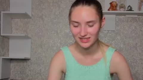 _kikiclark_ online show from August 6, 9:11 pm
