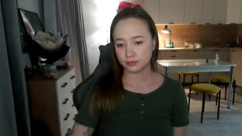 _lalune_ online show from April 19, 4:51 pm