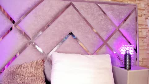 Lanna  online show from November 12, 1:25 am