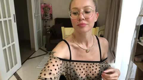  lee loo  online show from April 19, 8:25 am