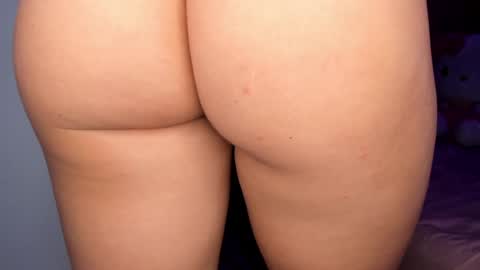 Snapshot of _littlelia chatting on December 21, 7:27 pm Anna online show from December 21, 7:27 pm