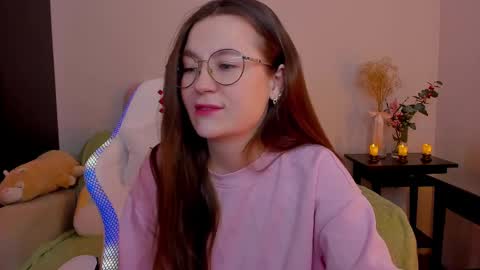 Snapshot of _nemalkovamia chatting on February 23, 3:39 am Mia with a big heart online show from February 23, 3:39 am