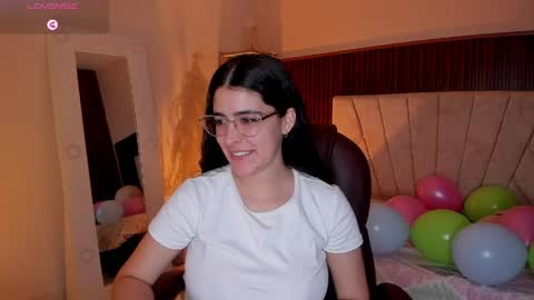 Niah  You can call me Ni or cutie haha online show from April 7, 9:06 pm