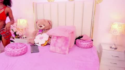  ninafox online show from April 4, 1:43 pm