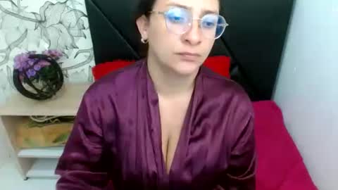 _saraximena_ online show from June 2, 7:09 am