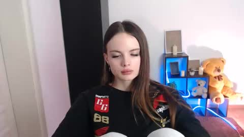 a_ariella_ online show from October 27, 2:01 pm