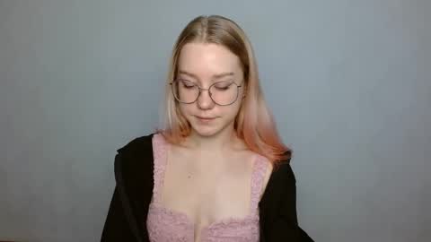 Snapshot of abbymoore__ chatting on January 4, 9:21 am Abby Lovense is active online show from January 4, 9:21 am