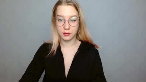 Snapshot of abbymoore__ chatting on January 25, 8:42 am Abby Lovense is active online show from January 25, 8:42 am