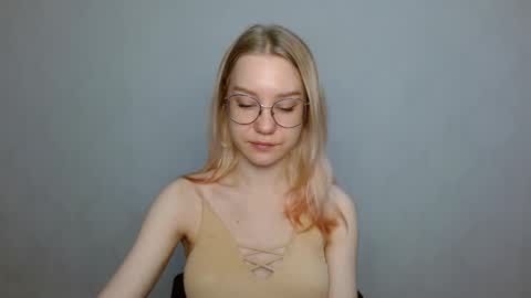 Snapshot of abbymoore__ chatting on January 23, 9:39 am Abby Lovense is active online show from January 23, 9:39 am