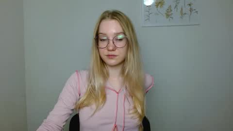 Snapshot of abbymoore__ chatting on September 28, 11:04 am Abby Lovense is active online show from September 28, 11:04 am