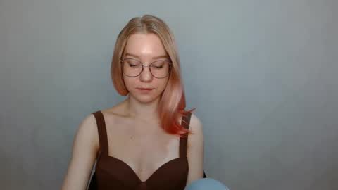 Snapshot of abbymoore__ chatting on December 18, 9:04 am Abby Lovense is active online show from December 18, 9:04 am