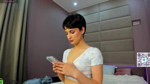 Snapshot of adeline_perle chatting on October 22, 1:54 am Adeline Perle online show from October 22, 1:54 am