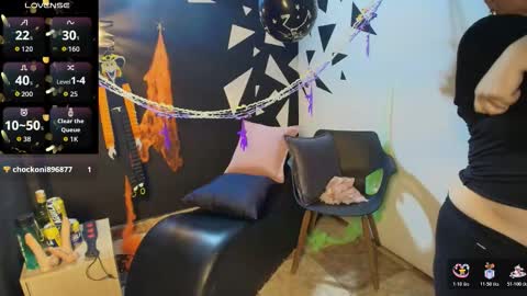 A G A T A T H O M P S O N online show from November 1, 7:40 pm