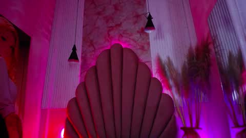 Aine online show from December 2, 1:35 pm