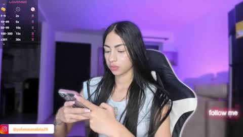 Snapshot of alannah__ chatting on December 4, 2:20 am online show from December 4, 2:20 am
