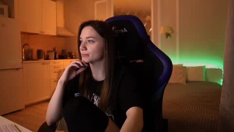 Snapshot of alexa_feels chatting on December 8, 11:19 pm Little Duck homie online show from December 8, 11:19 pm