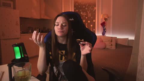 Snapshot of alexa_feels chatting on December 22, 10:58 pm Little Duck homie online show from December 22, 10:58 pm