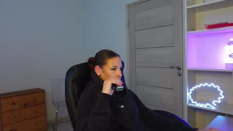 ALICE SPEAR online show from February 15, 2:49 pm