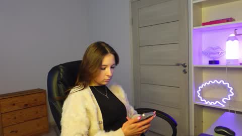 ALICE SPEAR online show from February 17, 3:11 pm