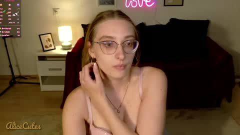 AliceCutes online show from April 15, 3:34 pm