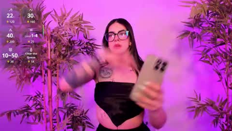 Snapshot of alicee_vixen chatting on October 10, 12:32 pm Alice online show from October 10, 12:32 pm