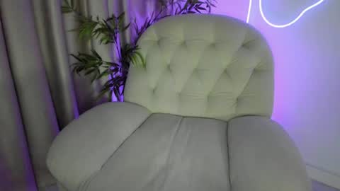 AliceLevine online show from April 24, 4:15 am