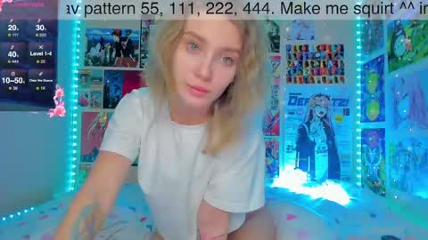 Snapshot of alicemilman chatting on December 17, 9:28 am Alice  online show from December 17, 9:28 am