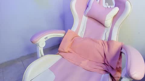 Snapshot of alicie_sexy_hot_20 chatting on October 1, 9:47 am ana online show from October 1, 9:47 am