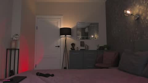 Help me Reach K FollowerslPut your finger up  online show from November 25, 1:19 am