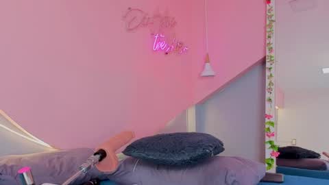 Alli  online show from April 12, 11:13 am