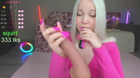Snapshot of amazongirls chatting on December 28, 10:03 am Im Mandy and I love to play in public and do crazy in PVT online show from December 28, 10:03 am