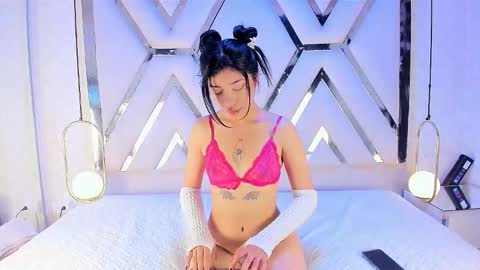 AMELIA TREVICOTT  online show from December 15, 4:50 am