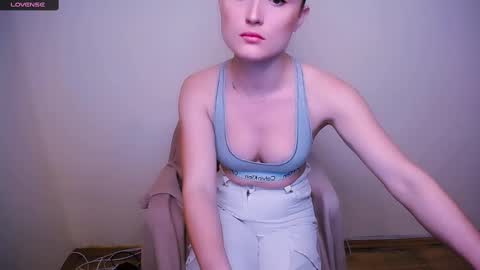 Snapshot of angelalice_ chatting on March 8, 8:19 am Alice online show from March 8, 8:19 am
