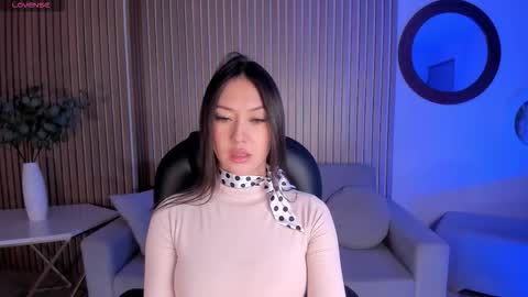 annahoffman_ online show from October 17, 7:17 pm